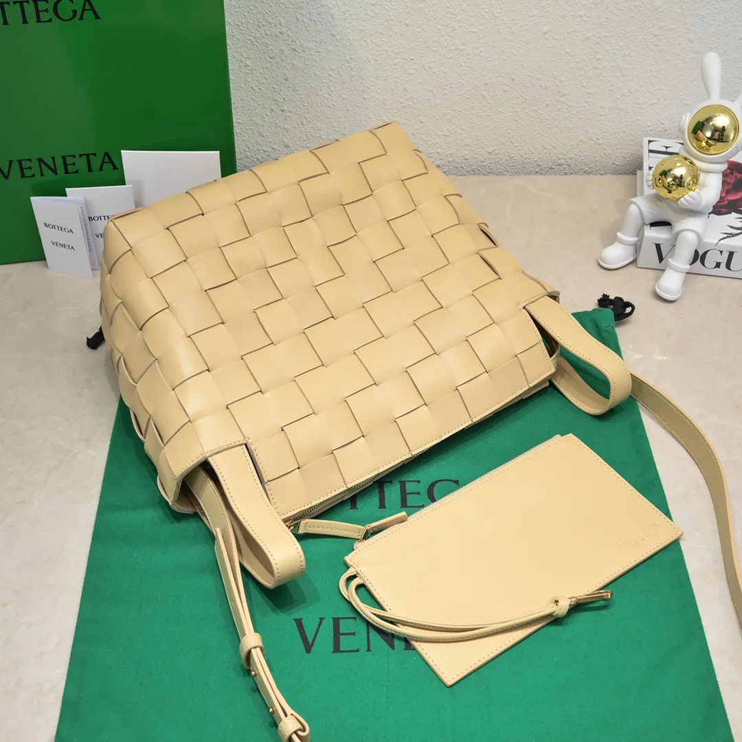 Batch 2600 BottegaVeneta What can be packed in the new bowling bag? Have you got the new bowling bag? Super large capacity ~ The key is low-key, simple and casual style ~ the fashion sense is not reduced at all. It combines BV's classic woven elements and can also be used for computers. The length of the shoulder straps can be adjusted. It is suitable for tall girls to carry. Boys also have a sunny back☀️ Style number: 7466# Size: 28*21*16